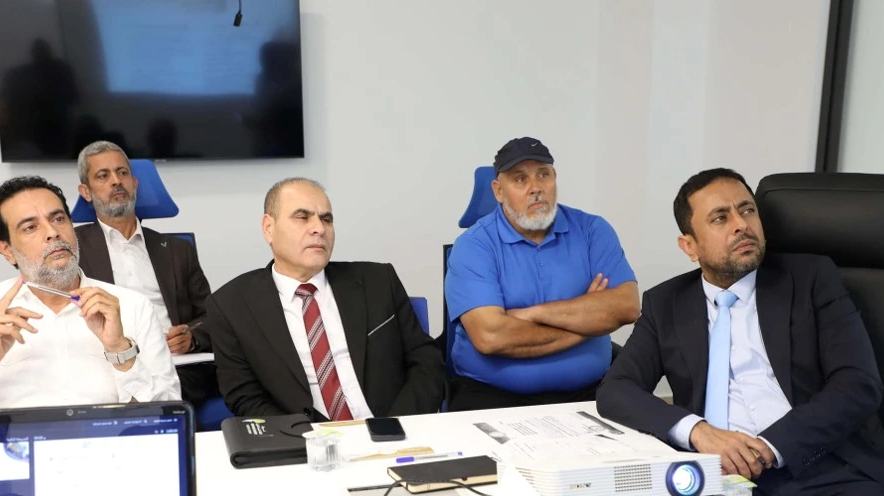 شركة الطاقات المتجددة القابضة تستعرض حلول تشغيل آبار المياه بالطاقة النظيفة خلال اجتماع موسّع مع وزارة الموارد المائية